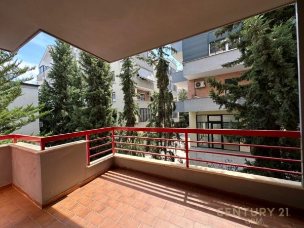 Tirane, jepet me qera apartament 2+1+Aneks+Ballkon , 115 m² 800 € (Kompleksi Kolombo)