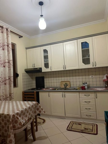 Tirane, jepet me qera shtepi 2+1+Ballkon Kati 2, 90 m² 450 € (rruga Jordan Misja)