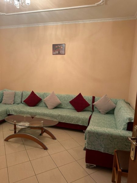 Tirane, jepet me qera apartament 1+1+Ballkon Kati 2, 90 m² 450 € (rruga Jordan Misja prane shinave te trenit.)