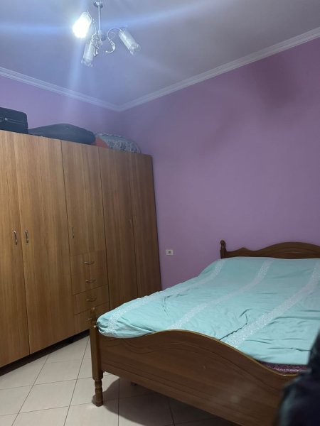 Tirane, jepet me qera apartament 1+1+Ballkon Kati 2, 90 m² 450 € (rruga Jordan Misja prane shinave te trenit.)