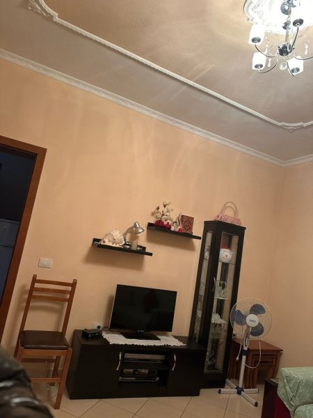 Tirane, jepet me qera apartament 1+1+Ballkon Kati 2, 90 m² 450 € (rruga Jordan Misja prane shinave te trenit.)