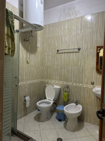 Tirane, jepet me qera apartament 1+1+Ballkon Kati 2, 90 m² 450 € (rruga Jordan Misja prane shinave te trenit.)