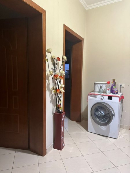 Tirane, jepet me qera apartament 1+1+Ballkon Kati 2, 90 m² 450 € (rruga Jordan Misja prane shinave te trenit.)