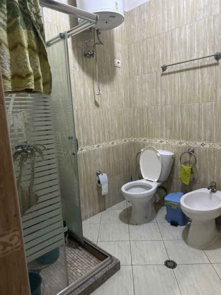 Tirane, jepet me qera apartament 1+1+Ballkon Kati 2, 90 m² 450 € (rruga Jordan Misja prane shinave te trenit.)