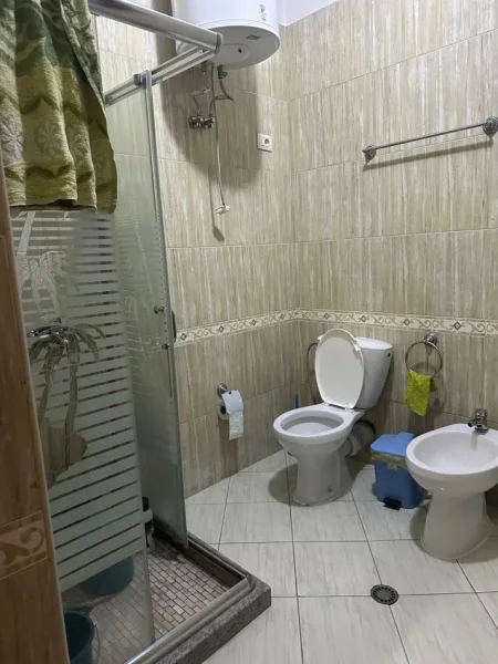 Tirane, jepet me qera apartament 1+1+Ballkon Kati 2, 90 m² 450 € (rruga Jordan Misja prane shinave te trenit.)