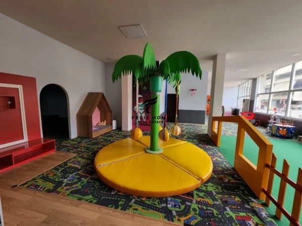 Tirane, jepet me qera dyqan Kati 1, 550 m² 1.500 € (KODRA E DIELLIT)