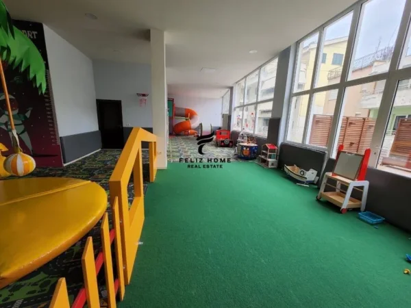 Tirane, jepet me qera dyqan Kati 1, 550 m² 1.500 € (KODRA E DIELLIT)