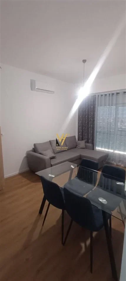 Tirane, jepet me qera apartament 1+1+Ballkon Kati 3, 55 m² 500 € (ALI DEMI)