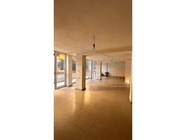 Tirane, jepet me qera dyqan Kati 0, 76 m² 1.200 € (Shallvaret)