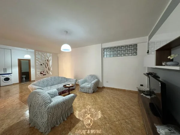 Durres, jepet me qera apartament 2+1+Ballkon Kati 4, (QENDER DURRES)