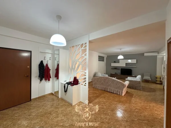 Durres, jepet me qera apartament 2+1+Ballkon Kati 4, (QENDER DURRES)