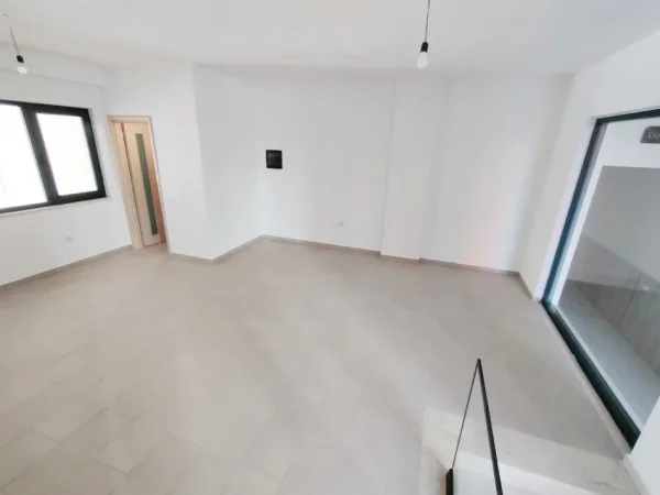 Tirane, jepet me qera ambjent biznesi Kati 0, 45 m² 350 € (Rezidenca Green City)