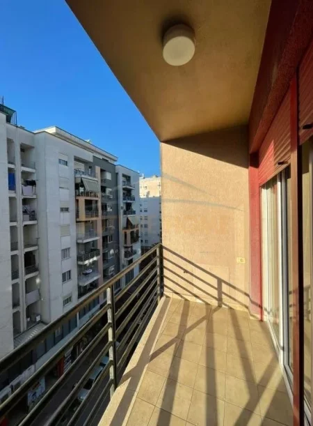 Tirane, jepet me qera apartament 2+1 Kati 7, 98 m² 600 € (Unaza e Re)