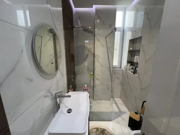 Tirane, shes apartament 3+1+Aneks+Ballkon Kati 1, 108 m² 215.000 € (Liqeni i thate)