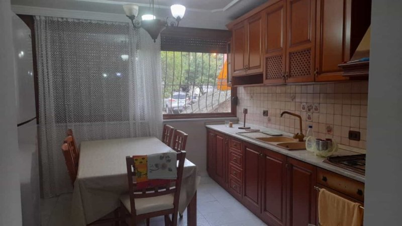 Tirane, jepet me qera apartament 2+1+Ballkon Kati 1, 70 m² 450 € (5 maji)