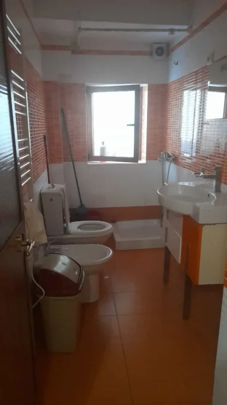 Tirane, jepet me qera apartament 2+1+Ballkon Kati 1, 70 m² 450 € (5 maji)
