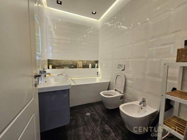 Tirane, shes apartament 3+1+Aneks+Ballkon Kati 7, 172 m² (Liqeni i Thate Fz)