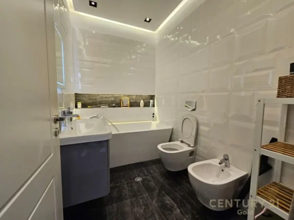 Tirane, shes apartament 3+1+Aneks+Ballkon Kati 7, 172 m² (Liqeni i Thate Fz)