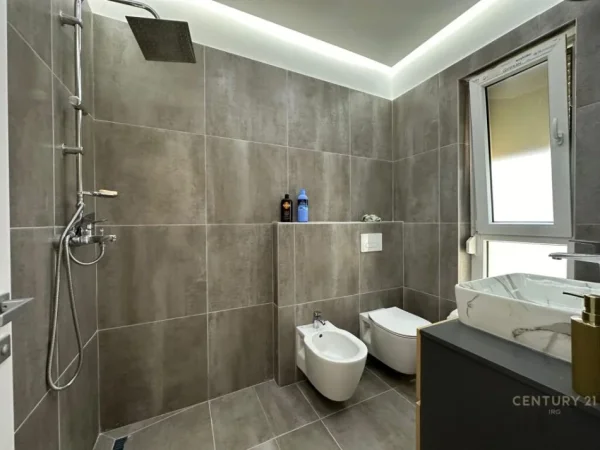 Tirane, jepet me qera apartament 2+1+Aneks+Ballkon Kati 2, 102 m² 1.200 € (Park life residence)