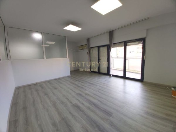 Tirane, jepet me qera apartament 4+1+Aneks+Ballkon Kati 3, 133 m² 1.200 € (Blloku)