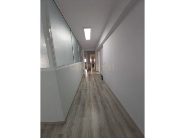 Tirane, jepet me qera apartament 4+1+Aneks+Ballkon Kati 3, 133 m² 1.200 € (Blloku)