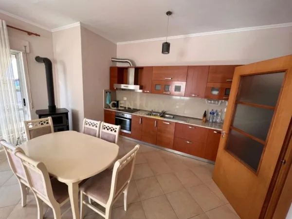 Tirane, jepet me qera apartament 3+1+Aneks+Ballkon Kati 5, 173 m² 900 € (Kopshti botanik)