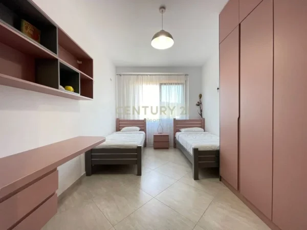 Tirane, jepet me qera apartament 2+1+Aneks+Ballkon Kati 4, 115 m² 900 € (Liqeni i Thate)