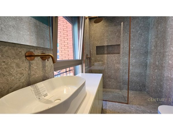Tirane, jepet me qera apartament 2+1+Aneks+Ballkon Kati 5, 126 m² 2.000 € (Delijorgji)