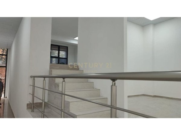 Tirane, shes ambjent biznesi Kati 0, 418 m² 1.255.000 € (Rruga e barrikadave)