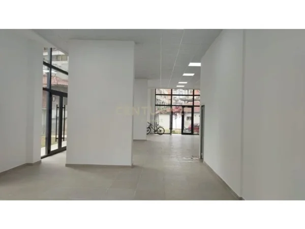 Tirane, shes ambjent biznesi Kati 0, 418 m² 1.255.000 € (Rruga e barrikadave)