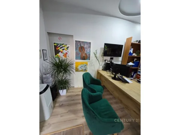 Tirane, jepet me qera ambjent biznesi Kati 0, 117 m² 2.000 € (Don bosko)