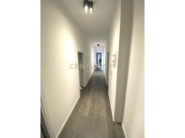 Tirane, jepet me qera zyre Kati 4, 133 m² 1.000 € (Square21)
