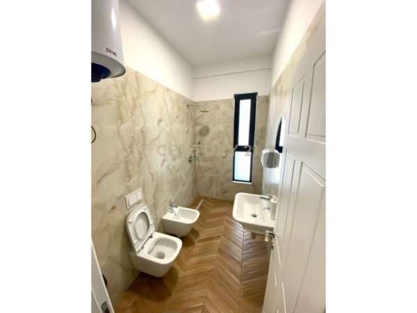 Tirane, jepet me qera zyre Kati 4, 133 m² 1.000 € (Square21)