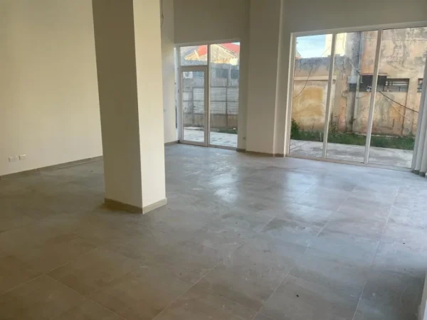 Tirane, jepet me qera ambjent biznesi Kati 0, 70 m² 500 € (Rruga Dibres)