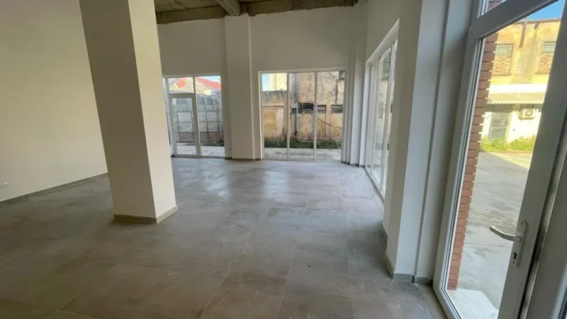 Tirane, jepet me qera ambjent biznesi Kati 0, 70 m² 500 € (Rruga Dibres)