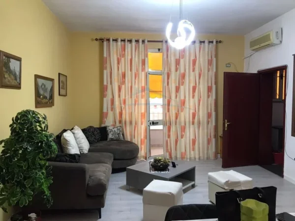 Tirane, jepet me qera apartament 1+1 Kati 2, 75 m² 650 € (Qender Tirane)