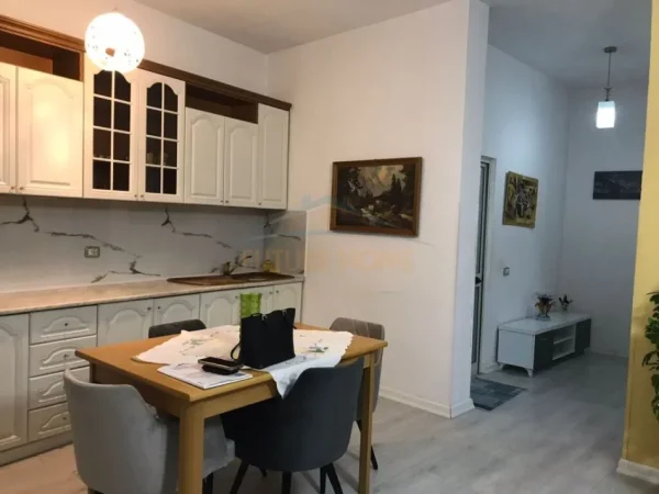 Tirane, jepet me qera apartament 1+1 Kati 2, 75 m² 650 € (Qender Tirane)