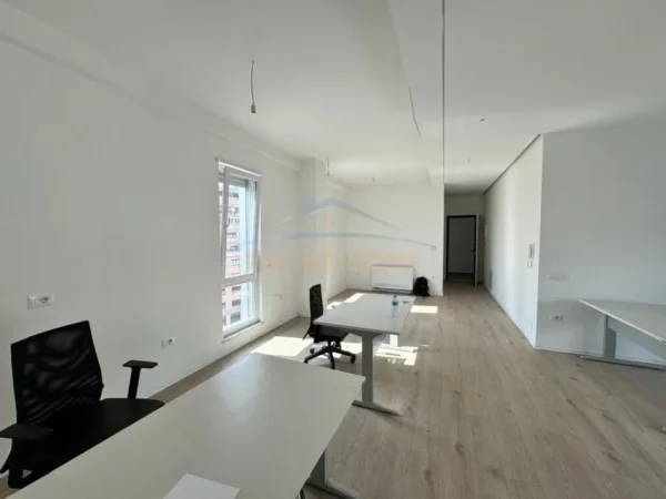 Tirane, jepet me qera ambjent biznesi Kati 9, 136 m² 1.400 € (Rruga e Dibrës, Tiranë)