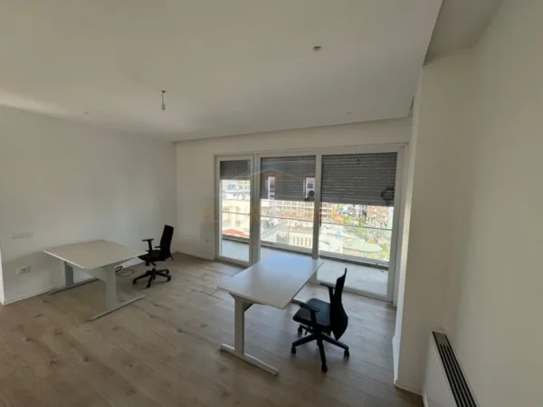 Tirane, jepet me qera ambjent biznesi Kati 9, 136 m² 1.400 € (Rruga e Dibrës, Tiranë)