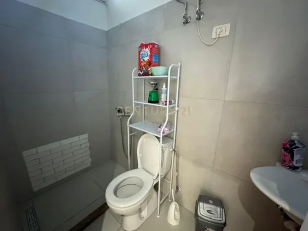 Tirane, shitet ambjent biznesi , 115 m² (liqeni i thate)