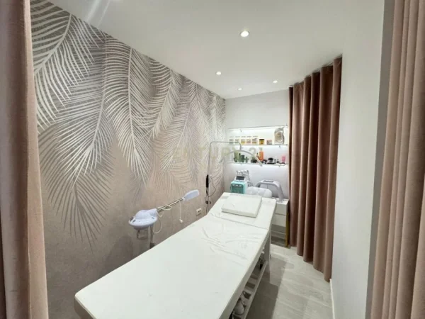 Tirane, shitet ambjent biznesi , 115 m² (liqeni i thate)