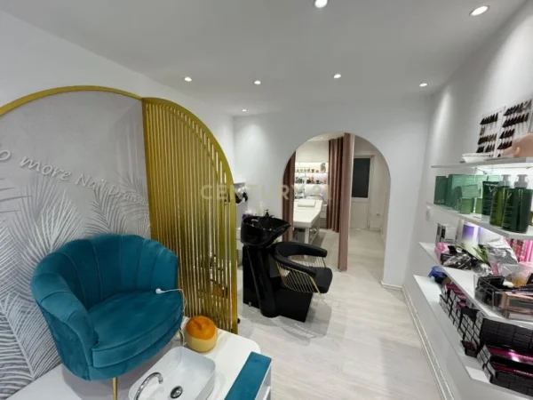 Tirane, shitet ambjent biznesi , 115 m² (liqeni i thate)