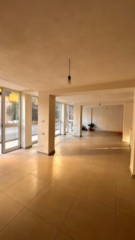 Tirane, jepet me qera ambjent biznesi Kati 0,  120 m²  1.200 €/muaj, (SHALLVARET)
