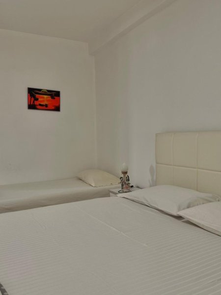 Tirane, jepet me qera apartament 3+1 , 142 m² 650 € (SELITE)