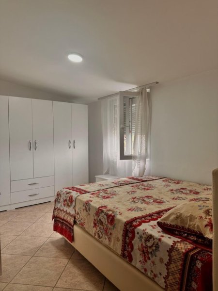 Tirane, jepet me qera apartament 3+1 , 142 m² 650 € (SELITE)