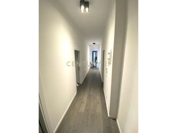 Tirane, shitet ambjent biznesi Kati 4, 133 m² (Rruga e Kavajes)