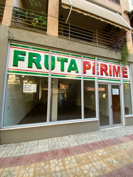 Tirane, jepet me qera ambjent biznesi Kati 0, 130 m² 400 € (FRESK)
