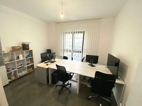 Tirane, shitet ambjent biznesi Kati 4, 133 m² (Rruga e Kavajes)