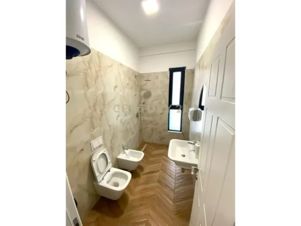 Tirane, shitet ambjent biznesi Kati 4, 133 m² (Rruga e Kavajes)