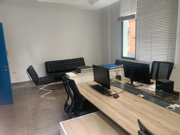 Tirane, jepet me qera ambjent biznesi Kati 1, 90 m² 900 € / MUAJ  ,(KOMUNA E PARISIT)